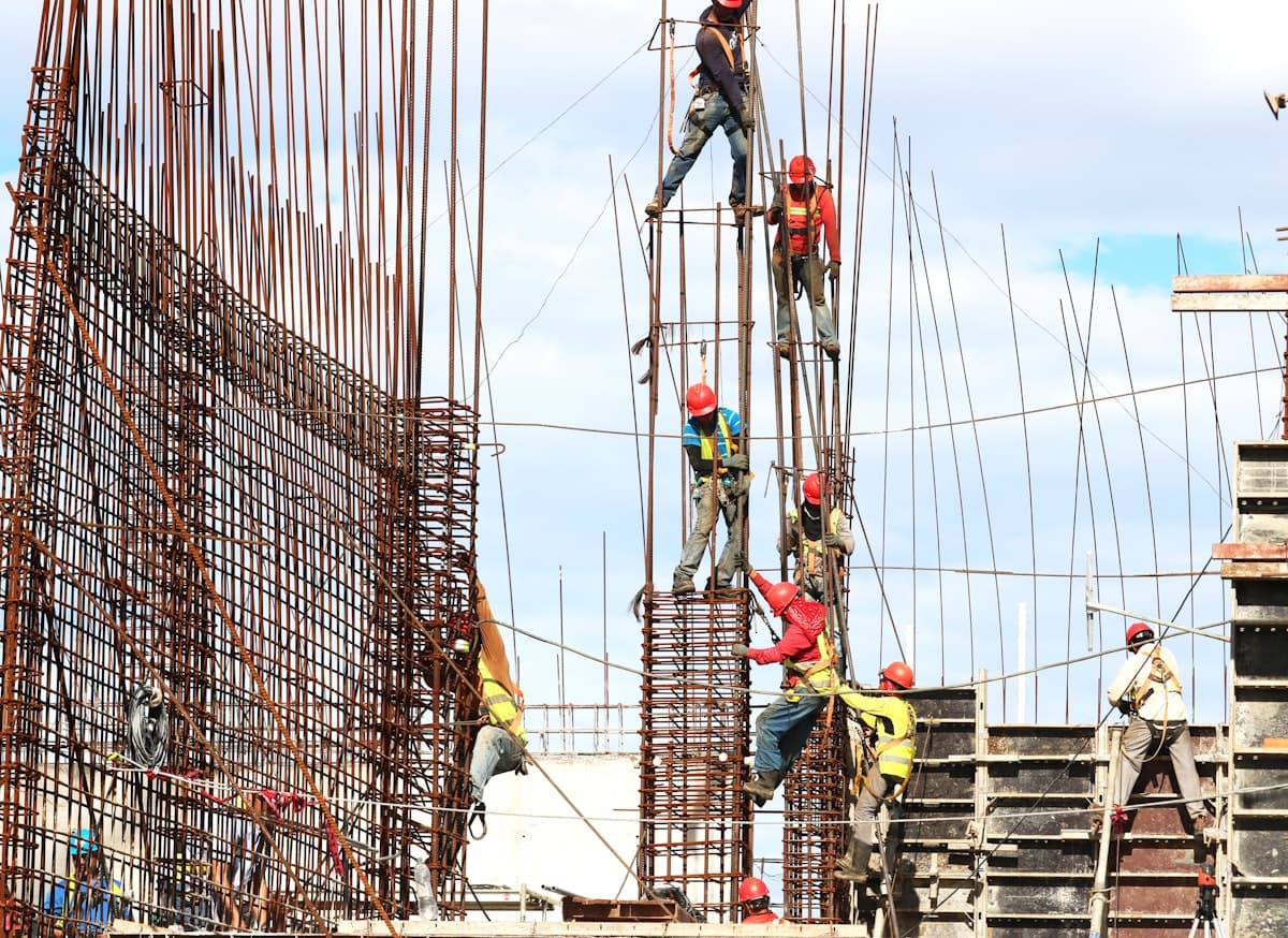 Trabajadores construyendo estructura de acero