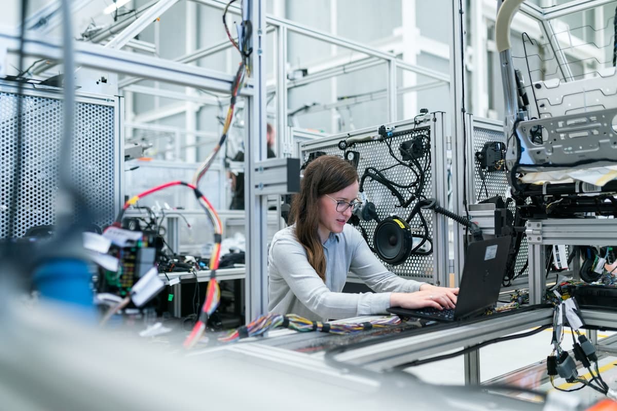 Ingeniería trabajando con tecnología en entorno industrial
